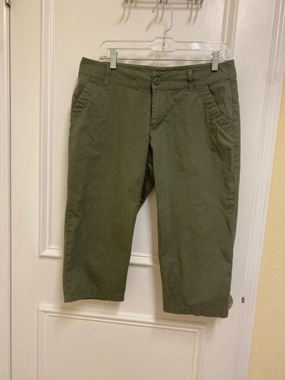 Columbia Olive Green Army Green 100% Cotton Capri Pants Like NEW Size 10